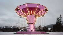 A St. Moritz la giostra pink che rallenta il tempo: l’installazione contemplativa