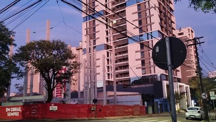 Fio de energia segue em baixa altura e oferece risco no Centro de Cascavel