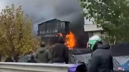 Pendik'te 3 katlı ahşap binada yangın