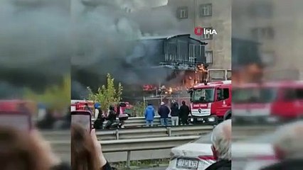 Pendik Kaynarca’da bir araçta başlayan yangın çevrede bulunan bina ve mekanlara da sıçradı. Olay yerine çok sayıda itfaiye ekibi sevk edildi