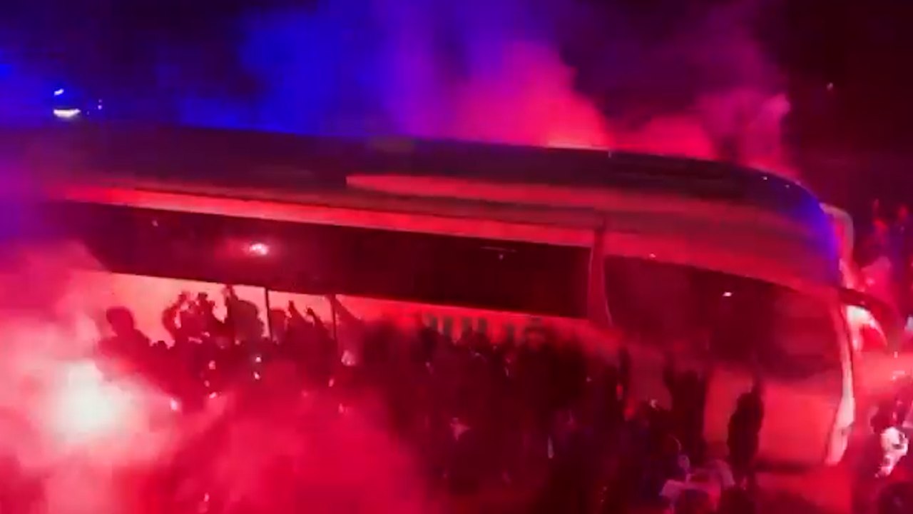 El recibimiento de la afición perica a los suyos tras la victoria en Bilbao