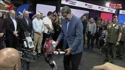 Maduro baila con un perro robot al ritmo de música navideña venezolana