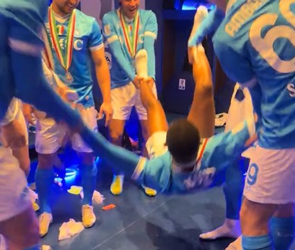 I giovani azzurri scherzano con il senatore Juan Jesus: ecco cosa gli fanno!