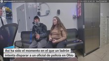 El momento en el que un ladrón intenta disparar a un oficial de policía en Ohio