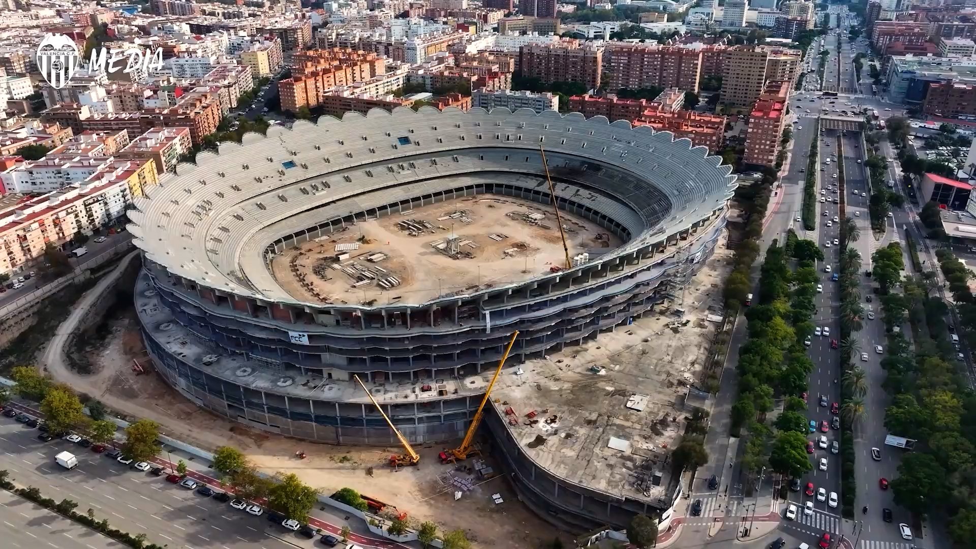 Las obras del Nou Mestalla avanzan con un nuevo hito clave. Este lunes 22 de diciembre ha comenzado la instalaci�n de los pilares exteriores que sostendr�n la futura cubierta del estadio del Valencia CF, una estructura que alcanzar� un peso total de 4.800 toneladas. Esta fase estaba prevista en el calendario de trabajo del club y supone un paso decisivo en la construcci�n del nuevo recinto deportivo.

Los pilares, de 38 metros de altura y m�s de 30 toneladas de peso cada uno, han sido fabricados por la empresa gallega Horta Coslada y trasladados desde su planta en Arteixo (A Coru�a). Durante las �ltimas semanas han ido llegando a Val�ncia y ahora se est�n colocando sobre los anclajes preparados previamente mediante trabajos de pilotaje, refuerzo de pilares e hidrodemolici�n.

En las pr�ximas semanas se instalar�n un total de 50 pilares de acero S355, que formar�n parte de la fachada del estadio y servir�n de soporte para la cubierta. Esta proteger� los 70.044 asientos proyectados y contar� con una instalaci�n fotovoltaica con paneles solares y un sistema inteligente de gesti�n energ�tica.

Horta Coslada cuenta con amplia experiencia en cubiertas de grandes estadios como el Santiago Bernab�u, San Mam�s o el Riyadh Air Metropolitano, lo que refuerza la relevancia t�cnica de esta fase del Nou Mestalla.