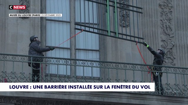 Des grilles sont installées sur la fenêtre utilisée lors du casse du Louvre