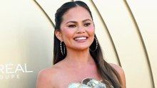 Chrissy Teigen, incidente natalizio: «Ho perso un dente per colpa di un bastoncino di zucchero»