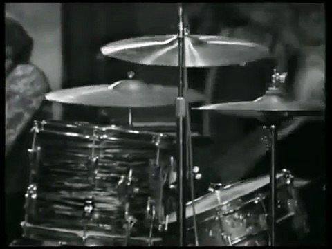 1967 – Johnny Hallyday : le 24 décembre, “Aussi dur que du bois” au gala de l’UNICEF (Noël des enfants du monde, 2ᵉ chaîne)