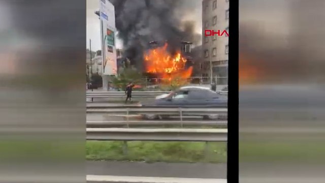 Pendik’te otomobilde çıkan yangın ahşap binaya sıçradı
