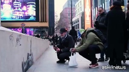 Bambini col naso all'insù: i nuovi murales di Banksy per il Natale