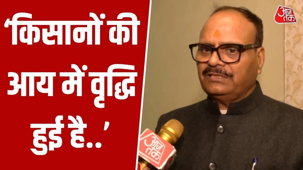 UP विधानसभा परिसर में ट्रैक्टर से पहुंचे SP नेत...