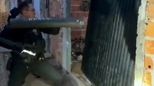 Assista ao momento em que delegado arromba portão para prender suspeito que debochou da polícia: "Tire as crianças"