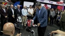 Maduro se arranca a bailar con un robot a ritmo navideño
