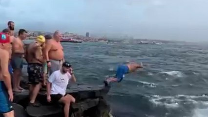 Fatih'te soğuk havaya aldırış etmeden denizde yüzdüler