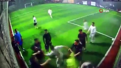 Halı saha maçında saha savaş alanına döndü! Araya girenler de dayak yedi!