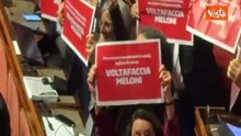 «Meloni voltafaccia», la protesta del Pd coi cartelli in Senato contro la manovra