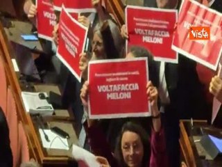 «Meloni voltafaccia», la protesta del Pd coi cartelli in Senato contro la manovra