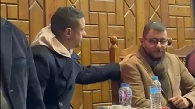 أحمد الفيشاوي يقبّل رأس شقيقه عمر في عزاء والدتهما سمية الألفي