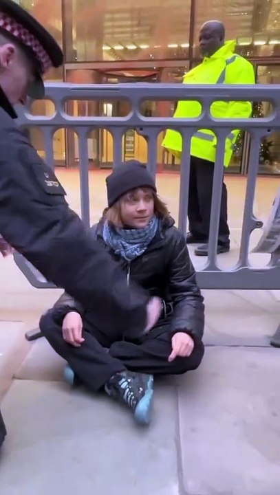 La militante suédoise pour le climat Greta Thunberg arrêtée à Londres lors d’une manifestation en soutien au groupe proscrit Palestine Action