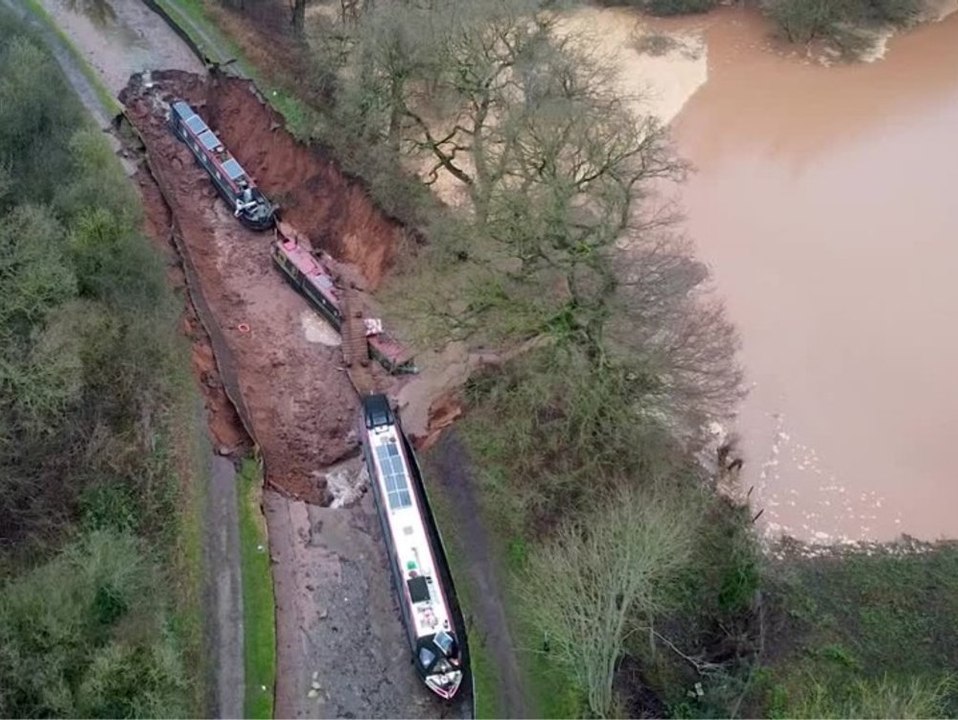 Schiffe verschluckt: Riesen-Erdfall reißt Kanal auf