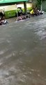 momento en el que un motociclista fue arrastrado por el agua durante las inundaciones en Tucumán