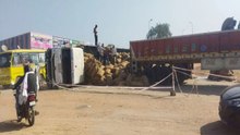 swm: हम्मीर ब्रिज पर धान से भरा ट्रेलर पलटा, बड़ा हादसा टला