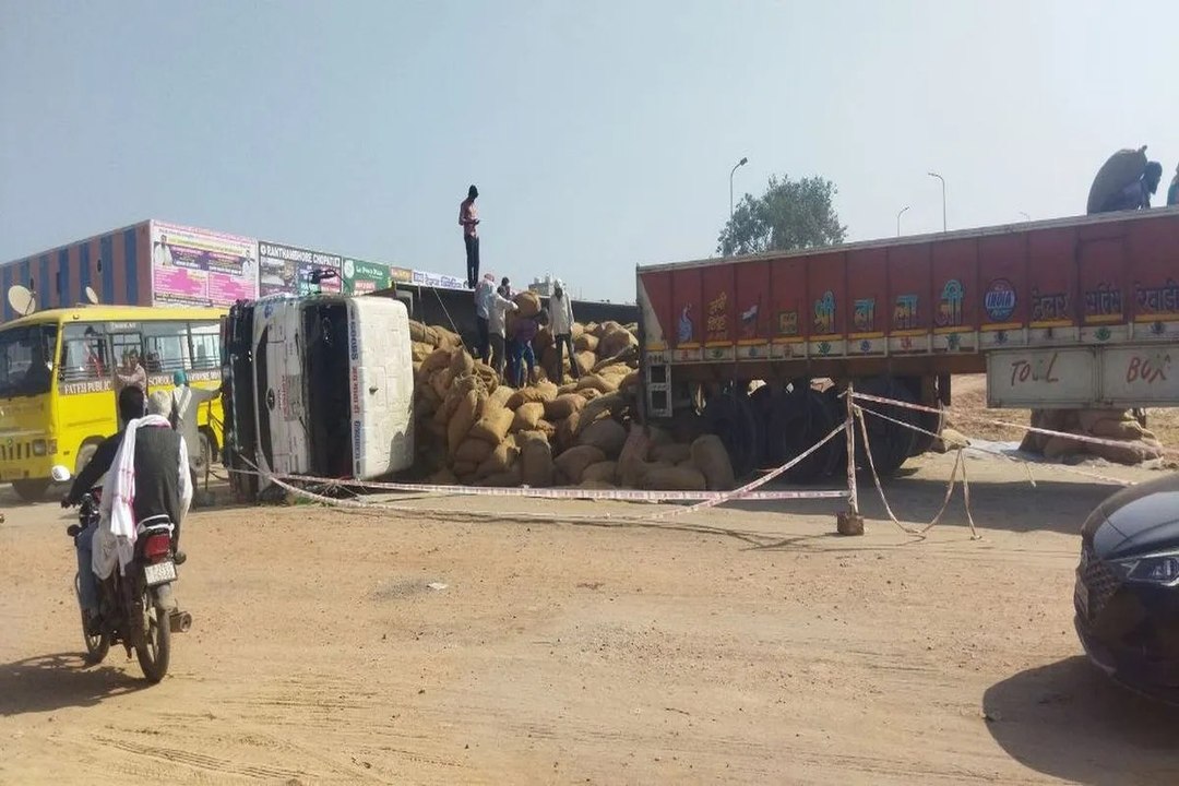 swm: हम्मीर ब्रिज पर धान से भरा ट्रेलर पलटा, बड़ा हादसा टला