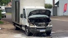 Mercedes-Benz Sprinter pega fogo após possível curto-circuito em Cascavel