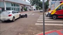 Moto para embaixo de carro após colisão na Rua Rio Grande do Sul