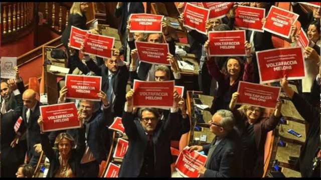 Ok del Senato su maxiemendamento manovra, Pd protesta in aula