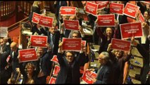 Ok del Senato su maxiemendamento manovra, Pd protesta in aula