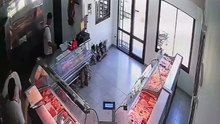 Ladrão invade açougue, ameaça funcionários e é enfrentado com facas; veja vídeo