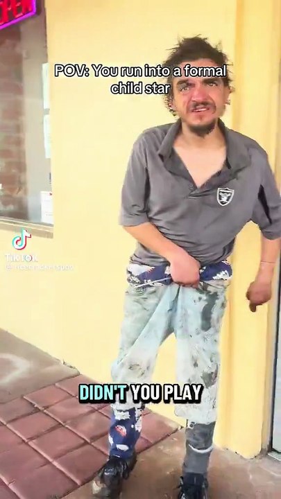 Ancienne star d’une série culte pour ados, cet acteur de 36 ans vit désormais dans la rue
