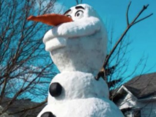 Mann baut überlebensgroßen Olaf-Schneemann im Garten