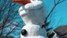 Mann baut überlebensgroßen Olaf-Schneemann im Garten