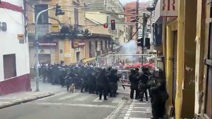 Marcha de la COB termina con gasificación en el centro paceño