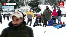 गुलमर्ग में सब तरफ बर्फ की सफेद चादर, सैलानियों के खिले चेहरे