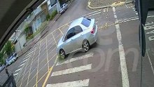 Câmera registra acidente entre carros no Centro