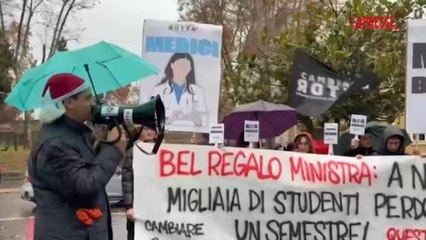 Presidio degli studenti al ministero dell'Università contro il semestre filtro: «Non un soldo per nuovi medici, ma finanziamenti al riarmo»