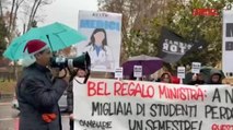 Presidio degli studenti al ministero dell'Università contro il semestre filtro: «Non un soldo per nuovi medici, ma finanziamenti al riarmo»