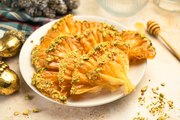 Abanicos de pasta filo con crema y pistachos