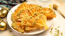 Abanicos de pasta filo con crema y pistachos