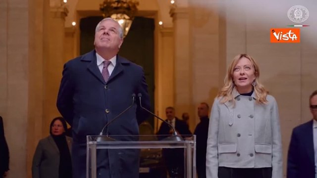 Il coro degli alpini canta l'Inno Mameli a Palazzo Chigi, dopo «L'Italia chiamò» anche Meloni grida «Sì!»