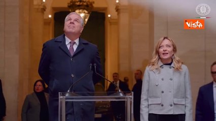 Il coro degli alpini canta l'Inno Mameli a Palazzo Chigi, dopo «L'Italia chiamò» anche Meloni grida «Sì!»