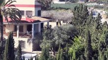 Cordón policial en torno a la vivienda de Elche donde se atrincheraron dos personas finalmente detenidas