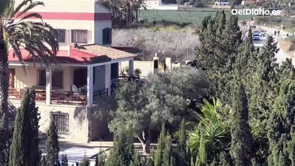 Cordón policial en torno a la vivienda de Elche donde se atrincheraron dos personas finalmente detenidas