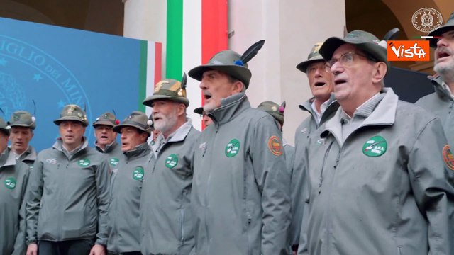 Coro alpini canta Inno Mameli a Palazzo Chigi, dopo L'Italia chiamò anche Meloni grida Sì