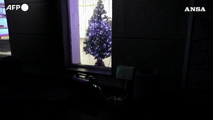 Ucraina, gli abitanti di Odessa al buio per i blackout: "Non ci arrendiamo"