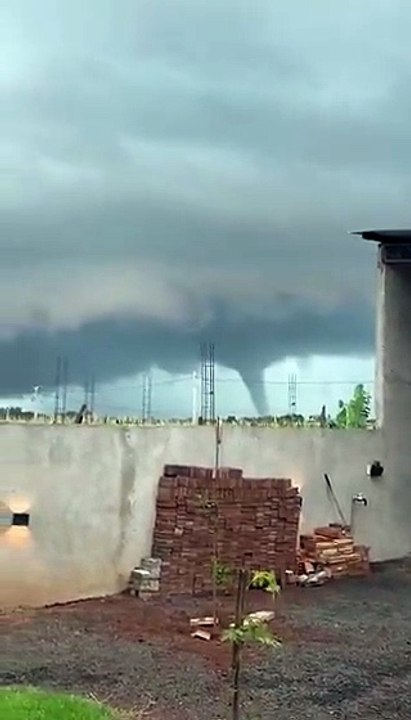 Vídeo mostra formação de tornado assustador que causou pânico no Paraguai