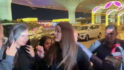 Aishwarya Rai, Aaradhya and Abhishek Bachchan Spotted @ Mumbai Airport